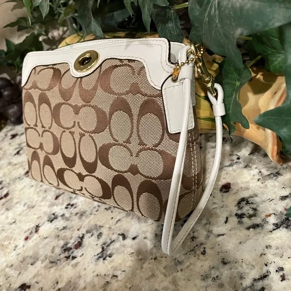 🦋 NWOT Coach Hamptons Signature Tote Capacity Wristlet Never Used White Trim - Picture 4 of 12